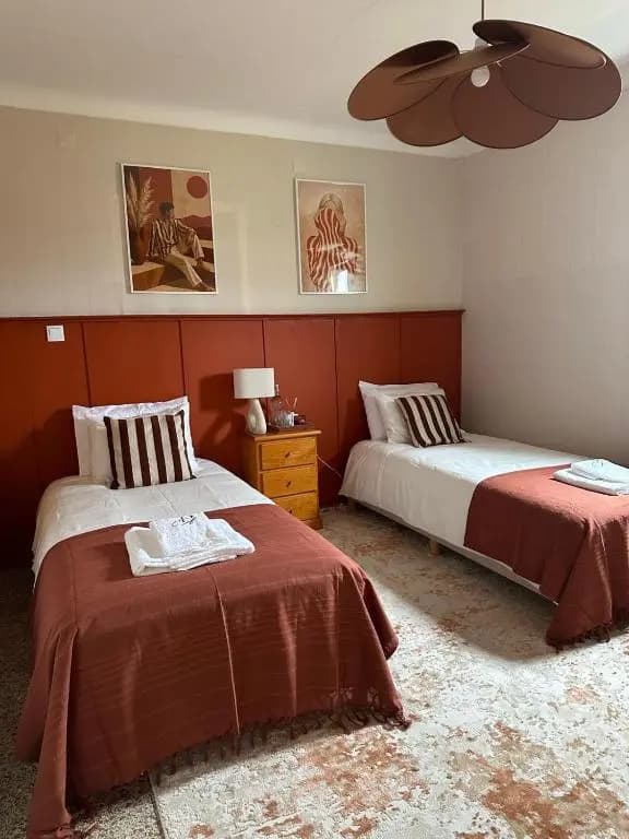 Quarto Terracota com duas camas individuais, ideal para amigos ou familiares